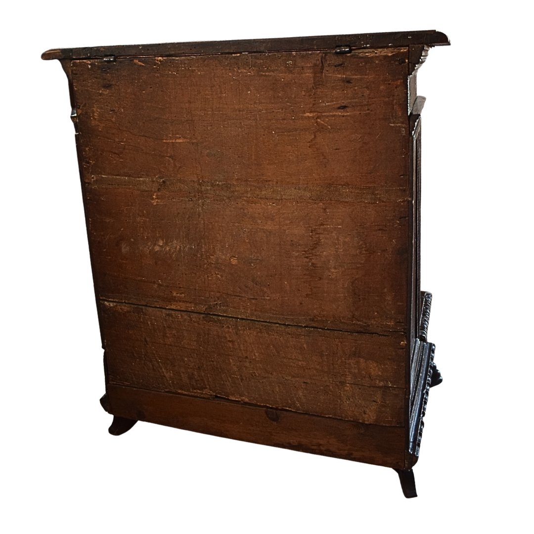 17th-century Genoese Kneeler Made Of Walnut-photo-6