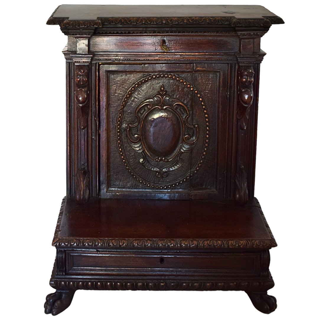 17th-century Genoese Kneeler Made Of Walnut