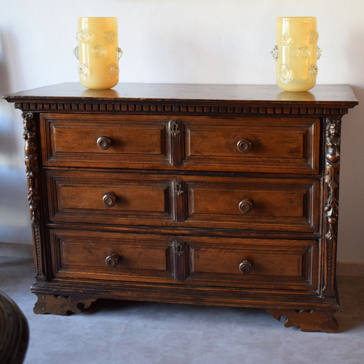 Commode de Bergame (Lombardie) en noyer sculpté, XVIIe siècle-photo-2
