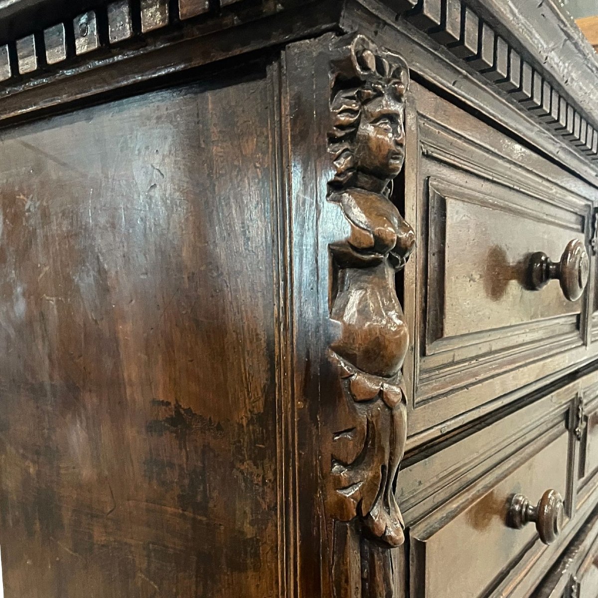 Commode de Bergame (Lombardie) en noyer sculpté, XVIIe siècle-photo-2
