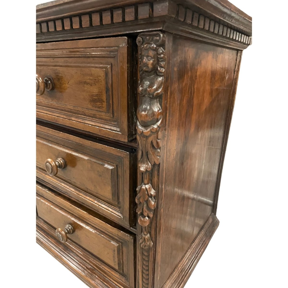 Commode de Bergame (Lombardie) en noyer sculpté, XVIIe siècle-photo-3