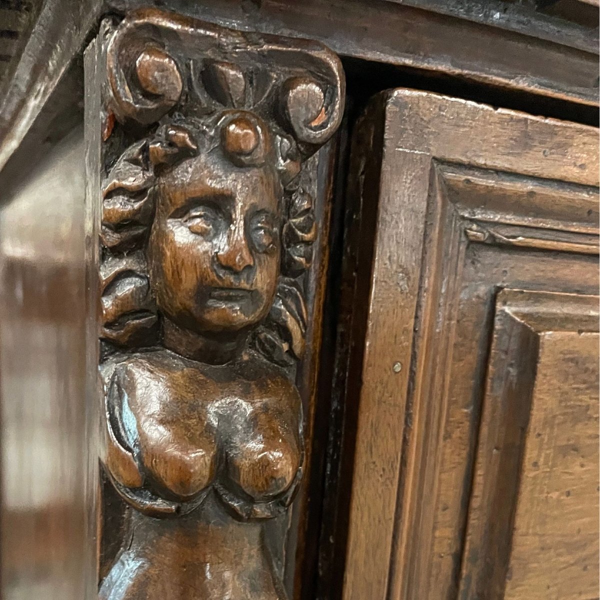 Commode de Bergame (Lombardie) en noyer sculpté, XVIIe siècle-photo-4