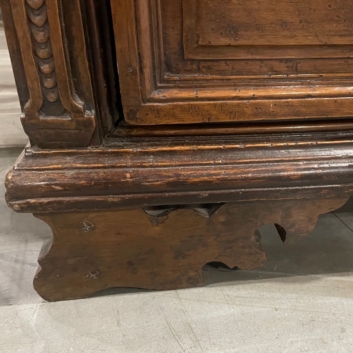 Commode de Bergame (Lombardie) en noyer sculpté, XVIIe siècle-photo-5
