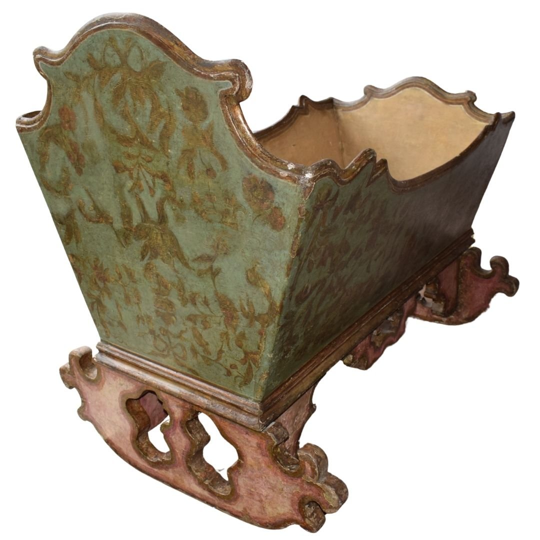  18th-century Venetian Cradle Made Of Polychrome Lacquered Wood-photo-3