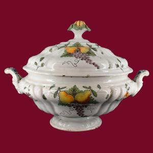 XVIIIe siècle, Imola (Émilie, Italie), Soupeière en faïence polychrome