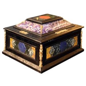 Coffret du XIXe siècle en bois ébénisé, pierres dures polychromes et bronzes dorés