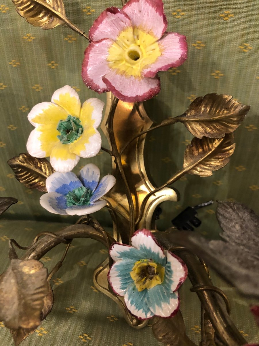 Paire D’appliques  En Bronze Et Fleurs En Porcelaine -photo-4