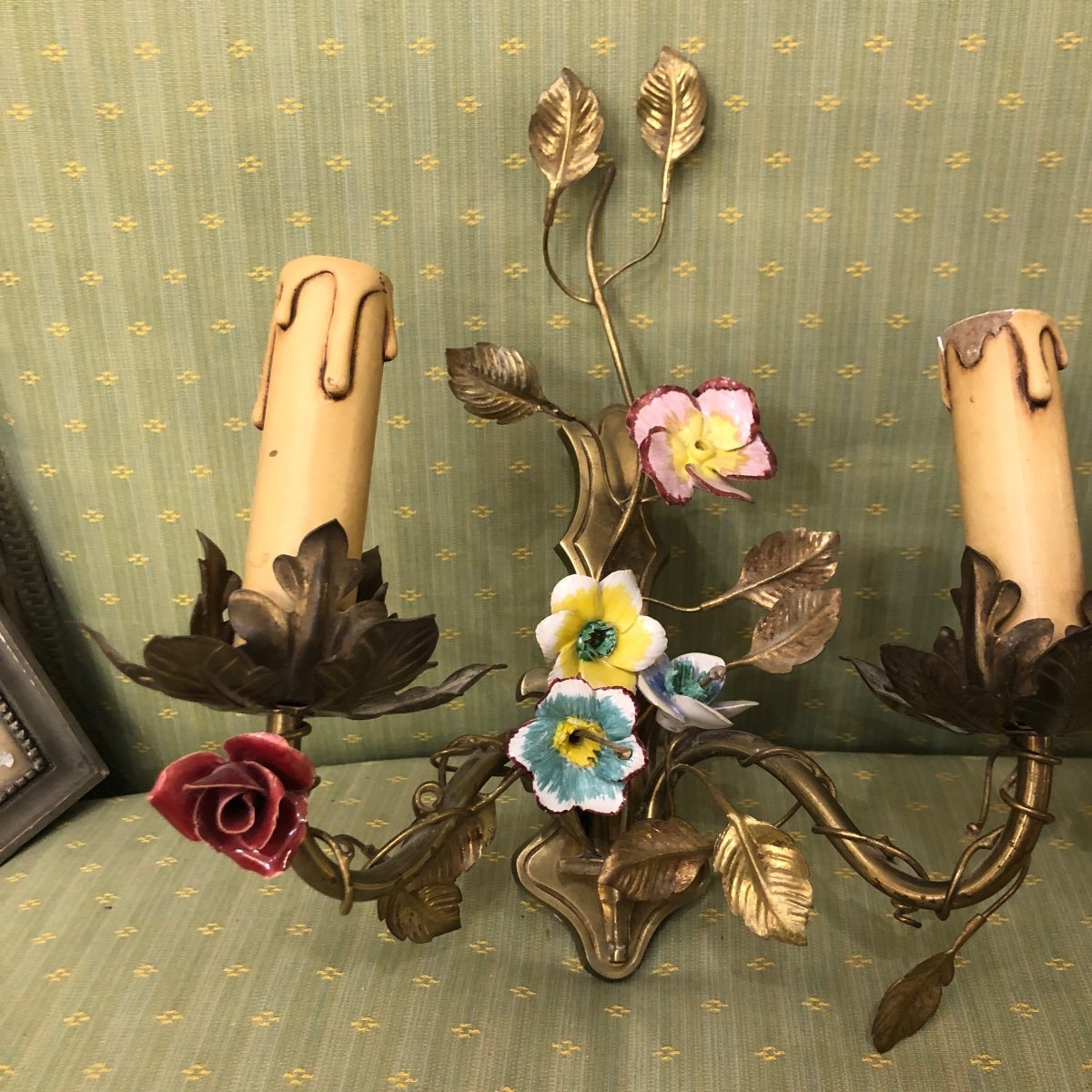 Paire D’appliques  En Bronze Et Fleurs En Porcelaine -photo-1