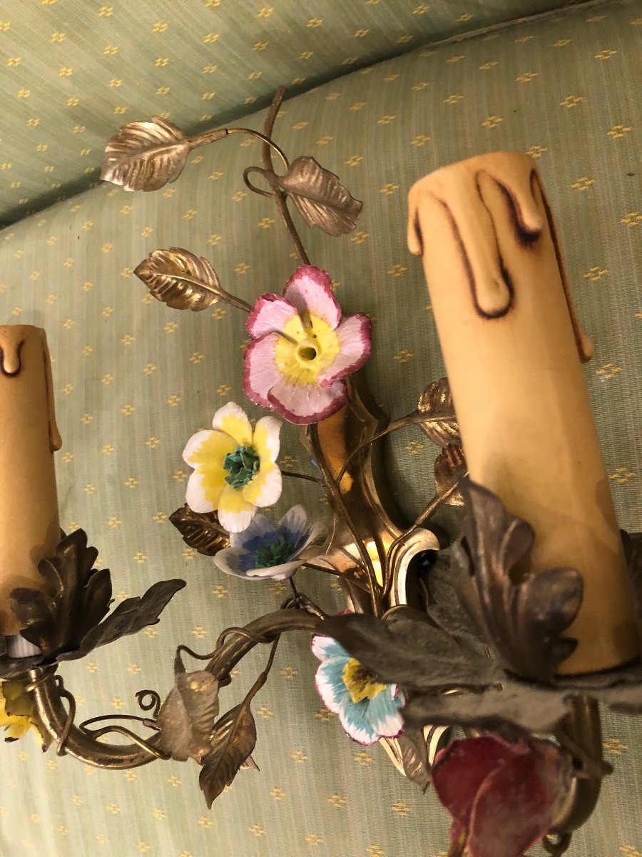 Paire D’appliques  En Bronze Et Fleurs En Porcelaine -photo-3