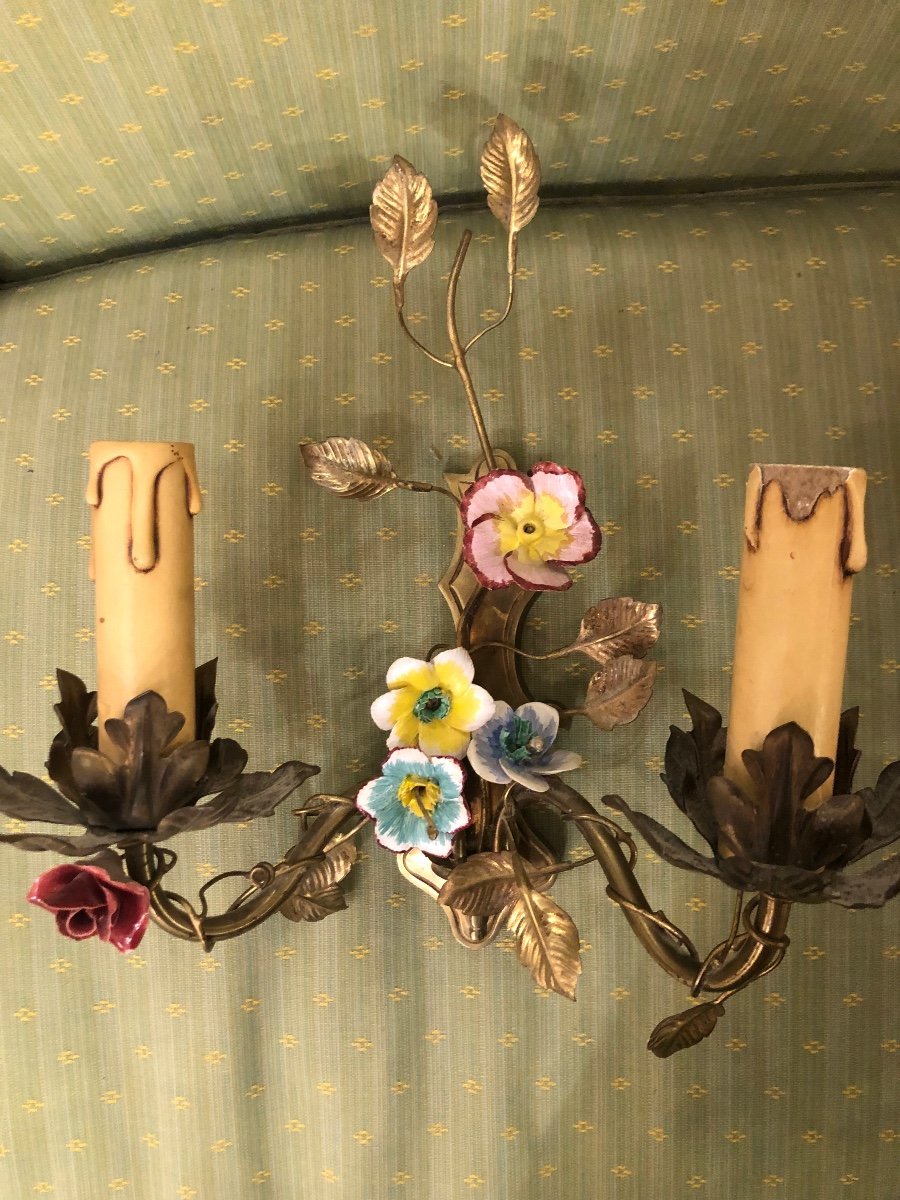 Paire D’appliques  En Bronze Et Fleurs En Porcelaine -photo-4