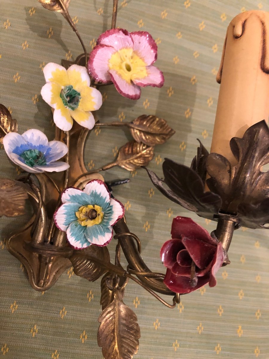 Paire D’appliques  En Bronze Et Fleurs En Porcelaine -photo-7