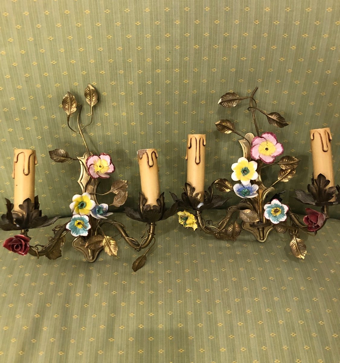 Paire D’appliques  En Bronze Et Fleurs En Porcelaine 