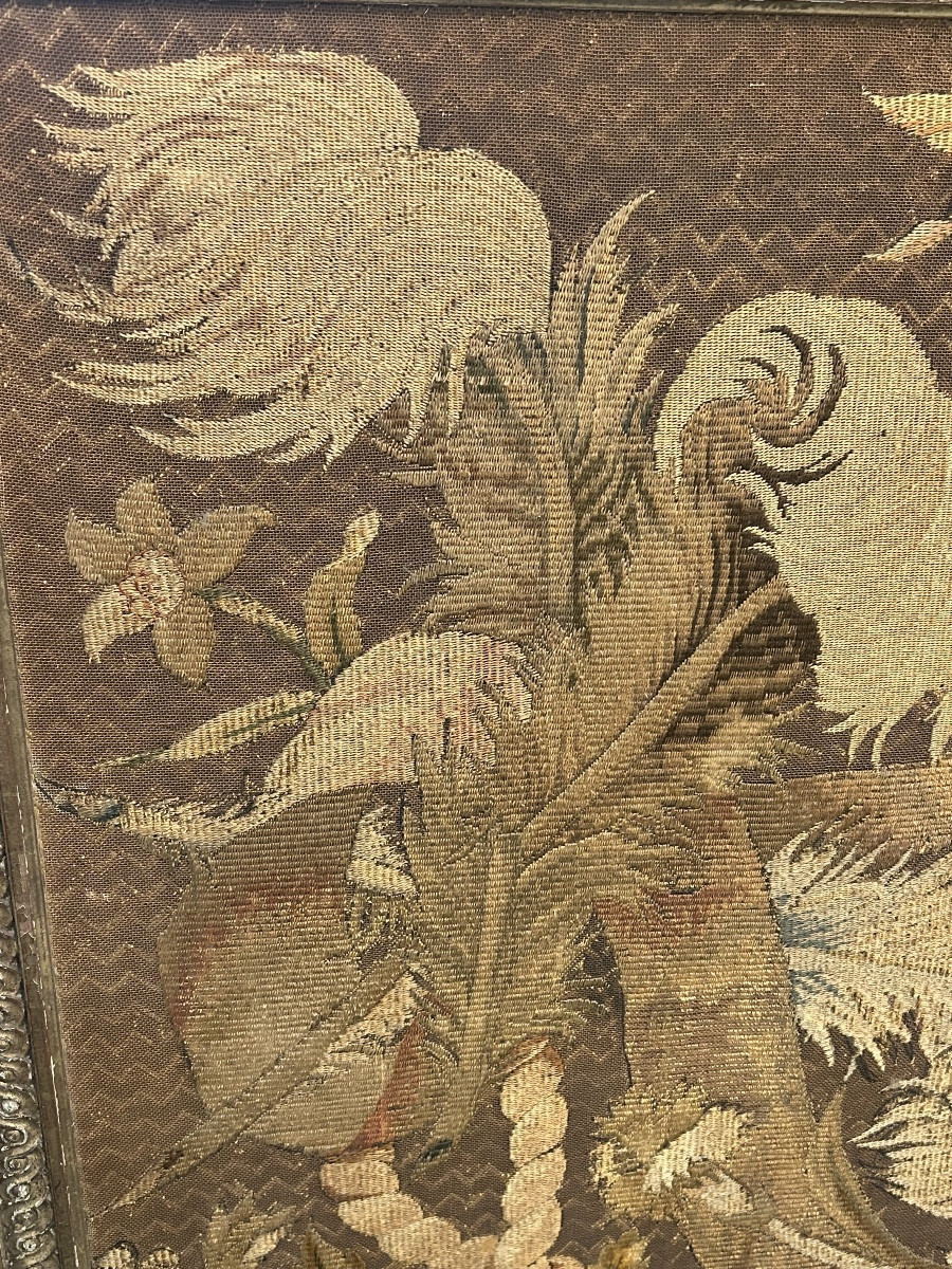 Grand encadrement en bois doré d’une toile de lin brodée au fil de soie -photo-2