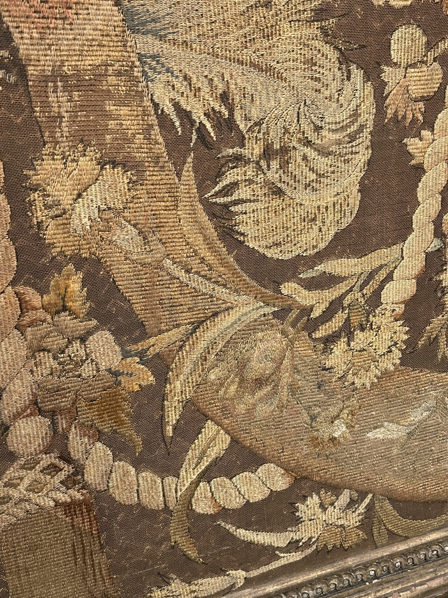 Grand encadrement en bois doré d’une toile de lin brodée au fil de soie -photo-3