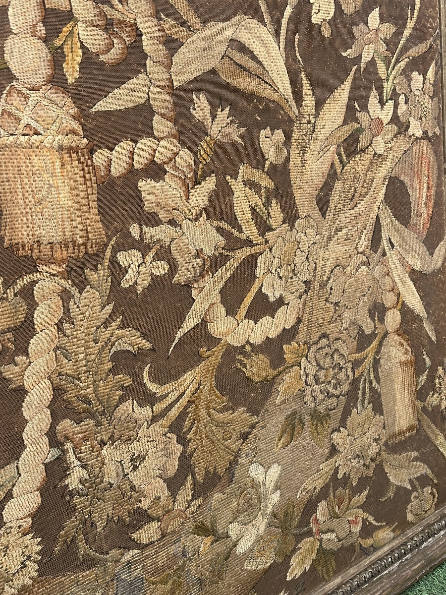 Grand encadrement en bois doré d’une toile de lin brodée au fil de soie -photo-4