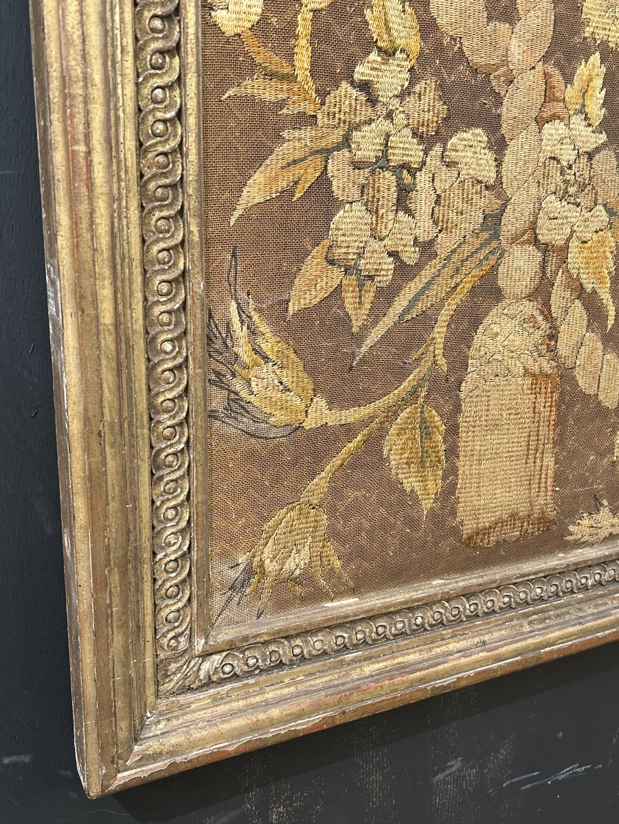 Grand encadrement en bois doré d’une toile de lin brodée au fil de soie -photo-5