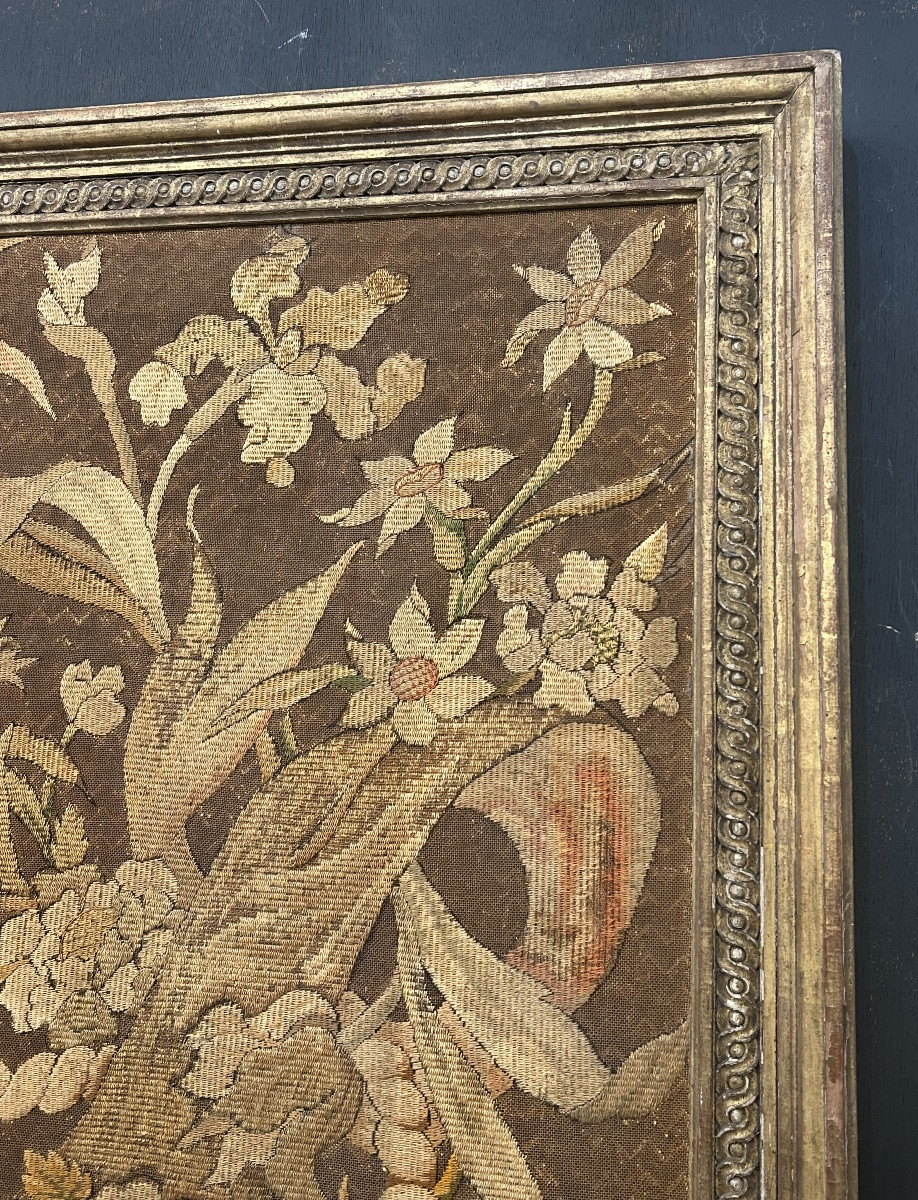 Grand encadrement en bois doré d’une toile de lin brodée au fil de soie -photo-6