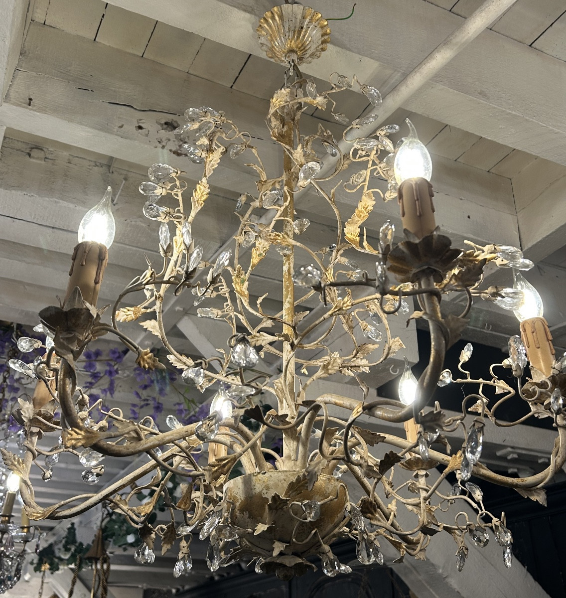 Lustre en tôle peint et doré dans le goût de la maison Bagues 