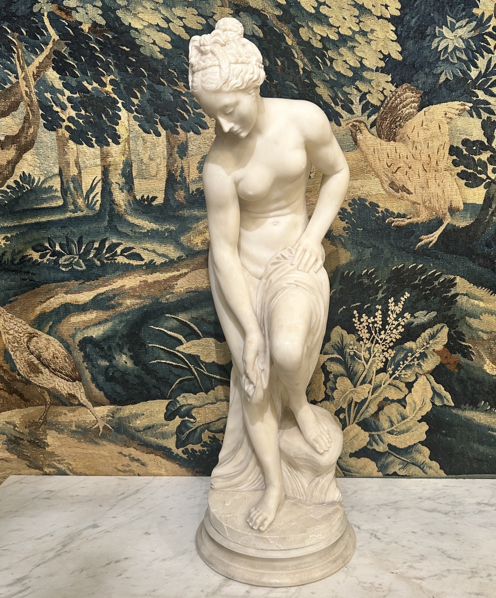 La baigneuse dite Vénus sortant du bain en marbre blanc 