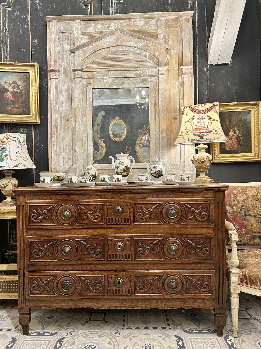 Commode Louis XVI en chêne sculpté 