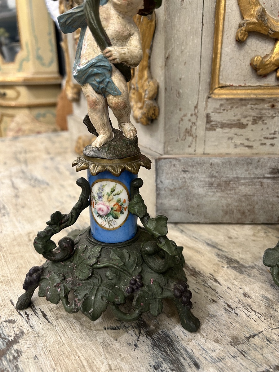 Paire de bougeoirs à décor de putti -photo-1