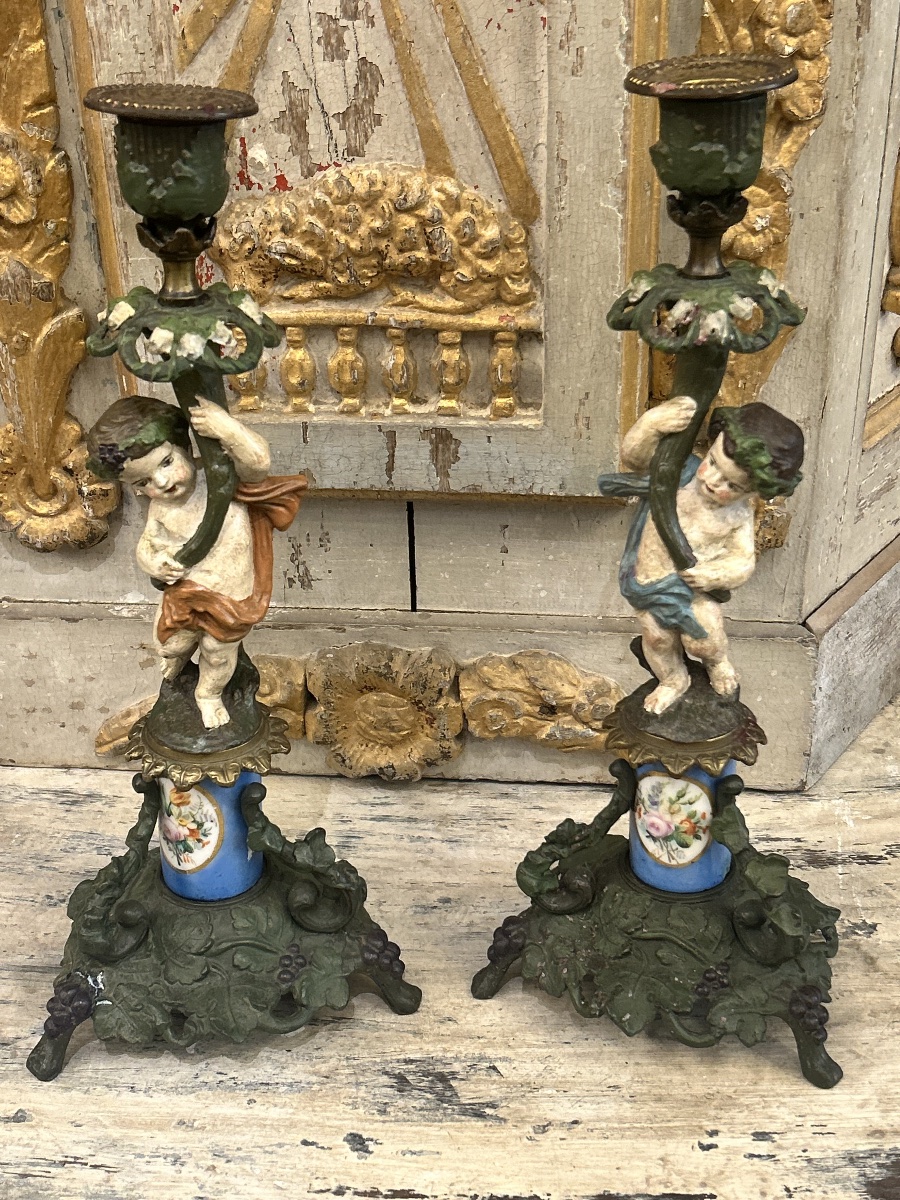 Paire de bougeoirs à décor de putti 
