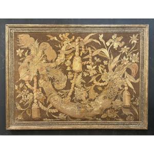 Grand encadrement en bois doré d’une toile de lin brodée au fil de soie 