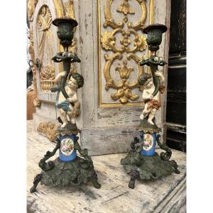 Paire de bougeoirs à décor de putti