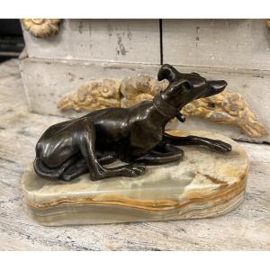 Sculpture en bronze « Lévrier allongé «