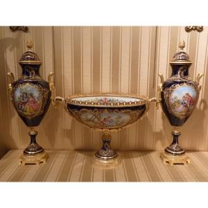 Importante Garniture, Porcelaine & Bronze Doré, Coupe + Potiches, Maison Royal Cristal 