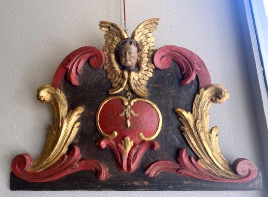 fronton de boiserie en chene sculpté et polychromé début du 18 eme