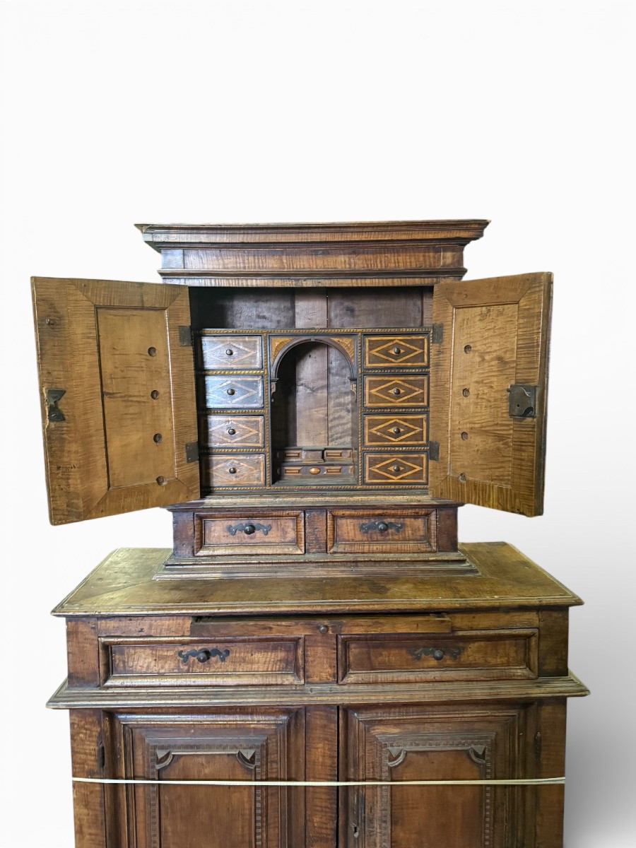  Bahut deux corps rétréci en noyer époque XVIIème-photo-1