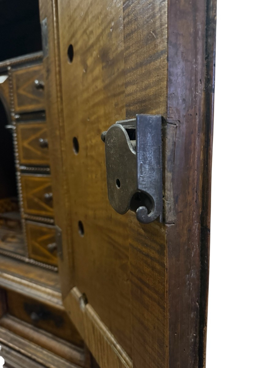  Bahut deux corps rétréci en noyer époque XVIIème-photo-3