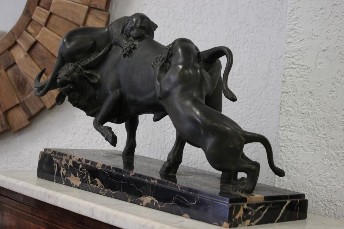 A Buffalo And Tigers Spelter Sculpture By Rochard XXth Century-photo-1
