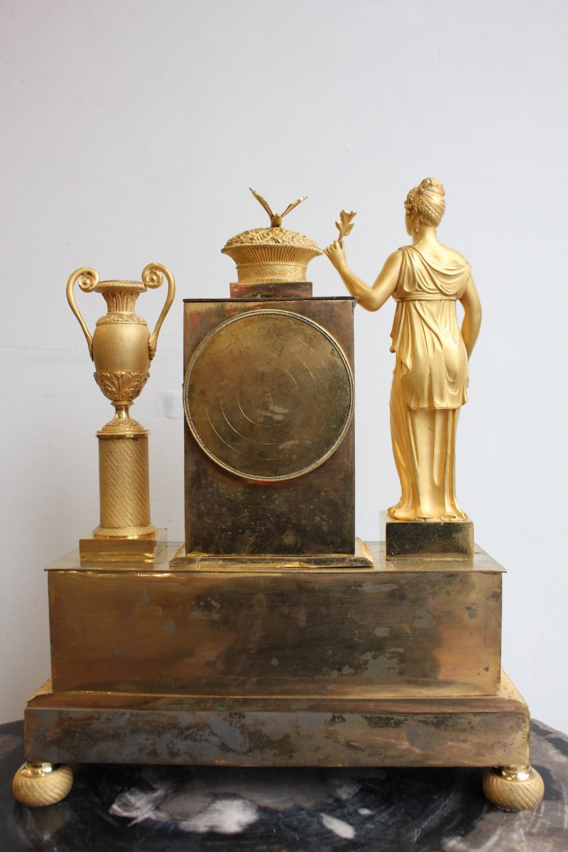 19th C.  Gilt Bronze Clock Woman With Urn And Butterfly-photo-4