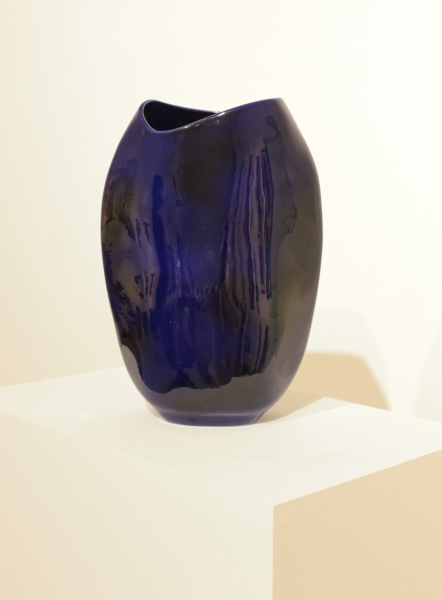 Important vase bleu en céramique émaillée signé de Max Idlas