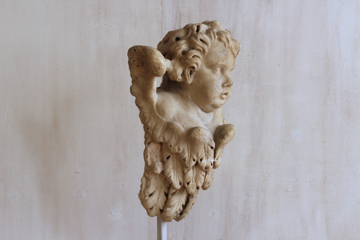 Tête d'ange sculptée
