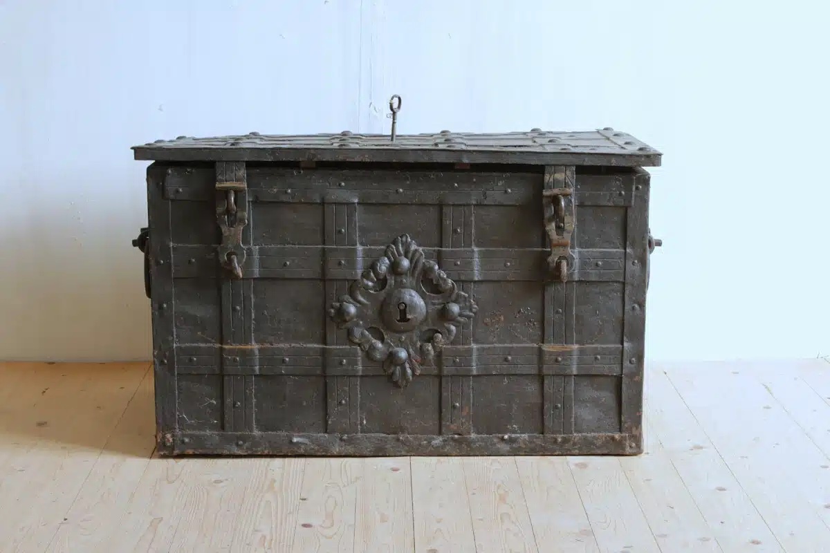 17th Century Metal Chest-photo-2