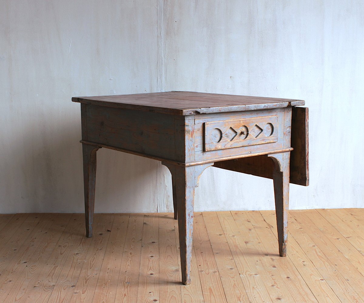 Table gustavienne-photo-1