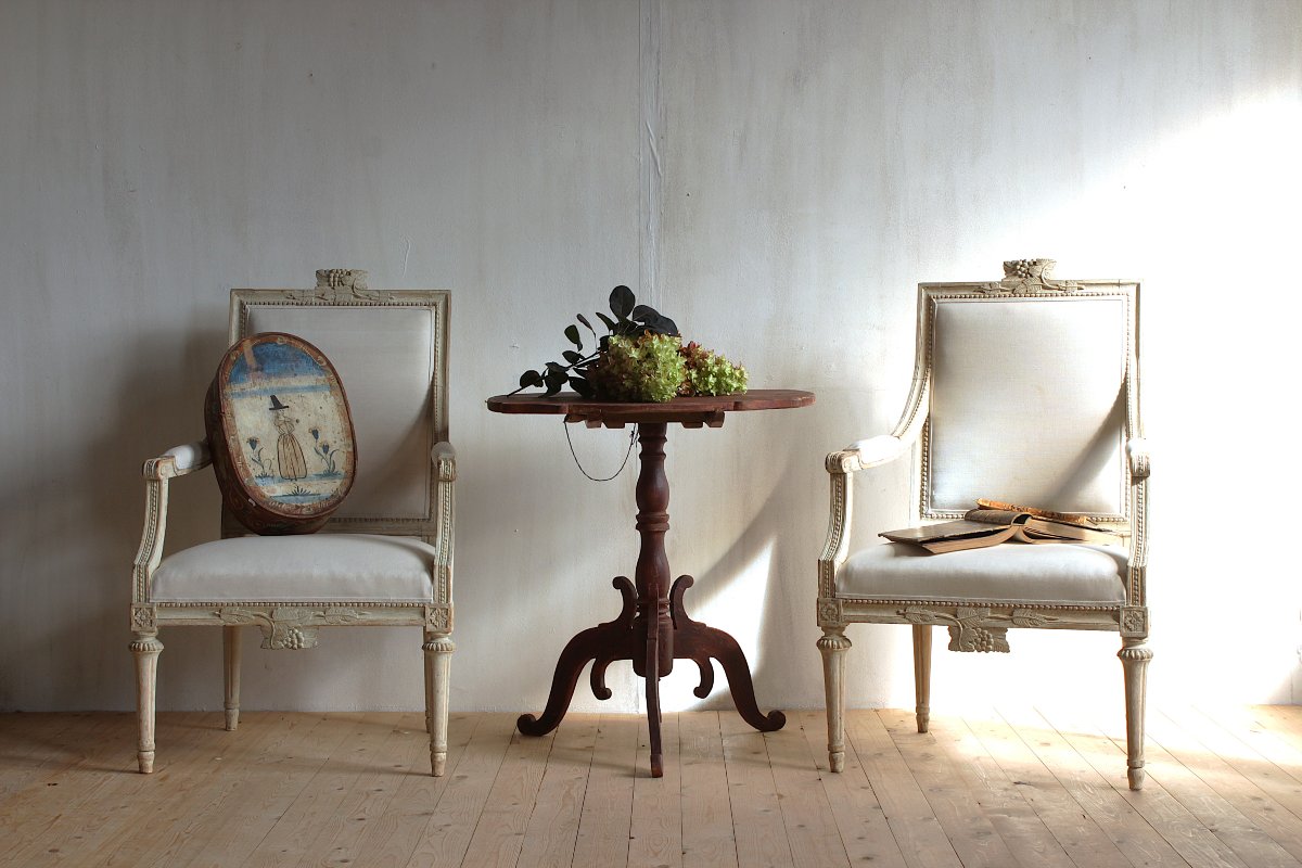 Paire de fauteuils gustaviens