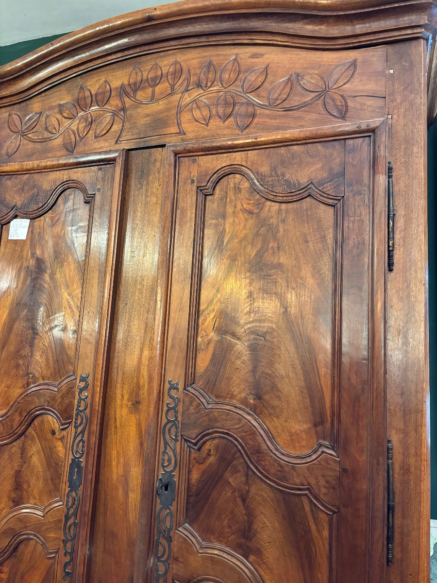 ARMOIRE EN NOYER CHAPEAU DE GENDARME -photo-2