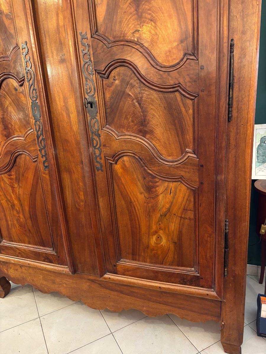 ARMOIRE EN NOYER CHAPEAU DE GENDARME -photo-3