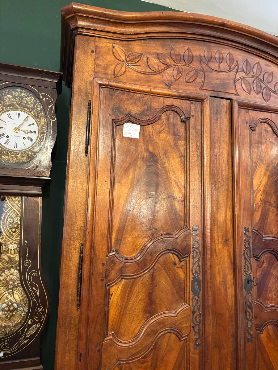 ARMOIRE EN NOYER CHAPEAU DE GENDARME -photo-1