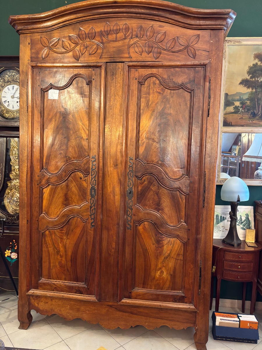 ARMOIRE EN NOYER CHAPEAU DE GENDARME 