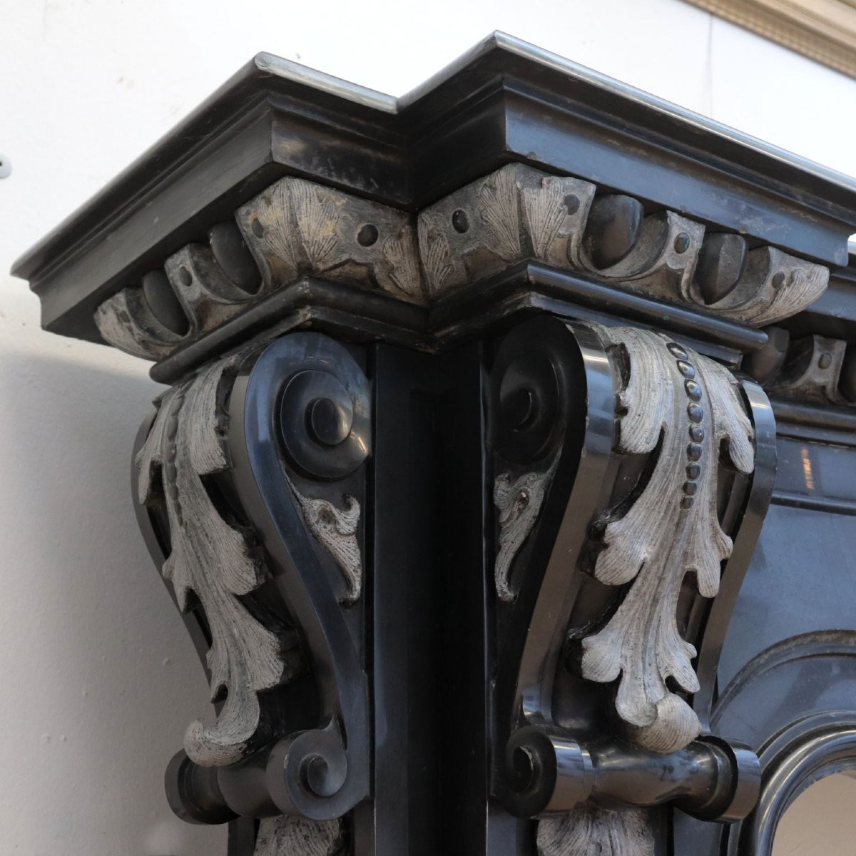 Cheminée Sculptée En Marbre Noir Belge-photo-1