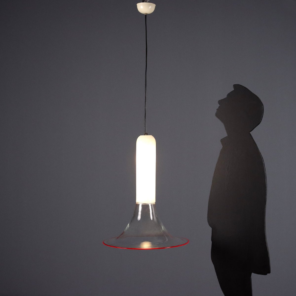 Lampe en verre de Murano blanc et transparent avec bord rouge.-photo-2