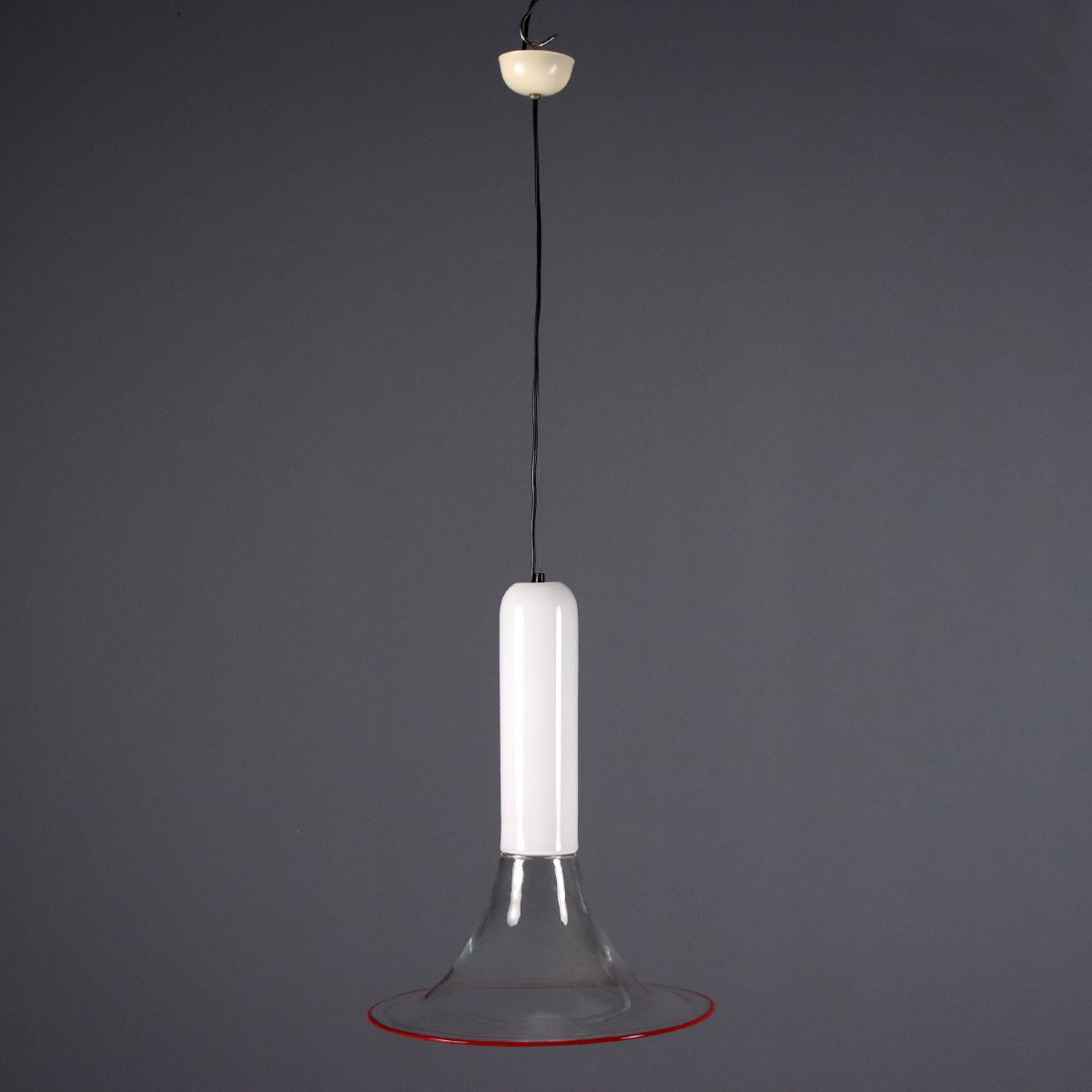 Lampe en verre de Murano blanc et transparent avec bord rouge.-photo-4