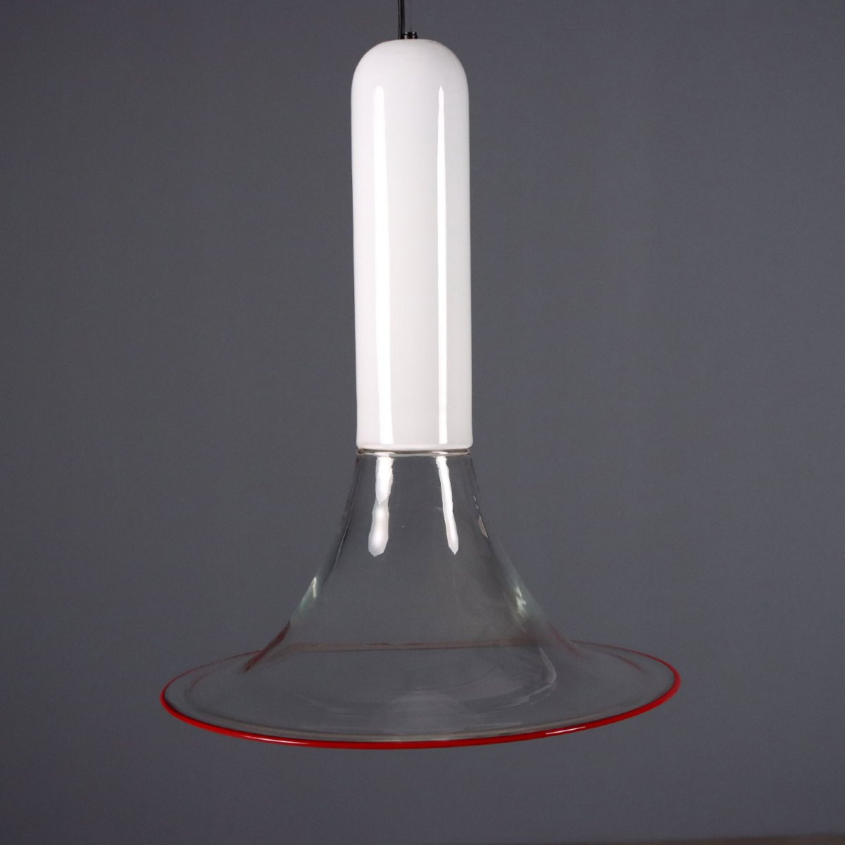 Lampe en verre de Murano blanc et transparent avec bord rouge.-photo-5