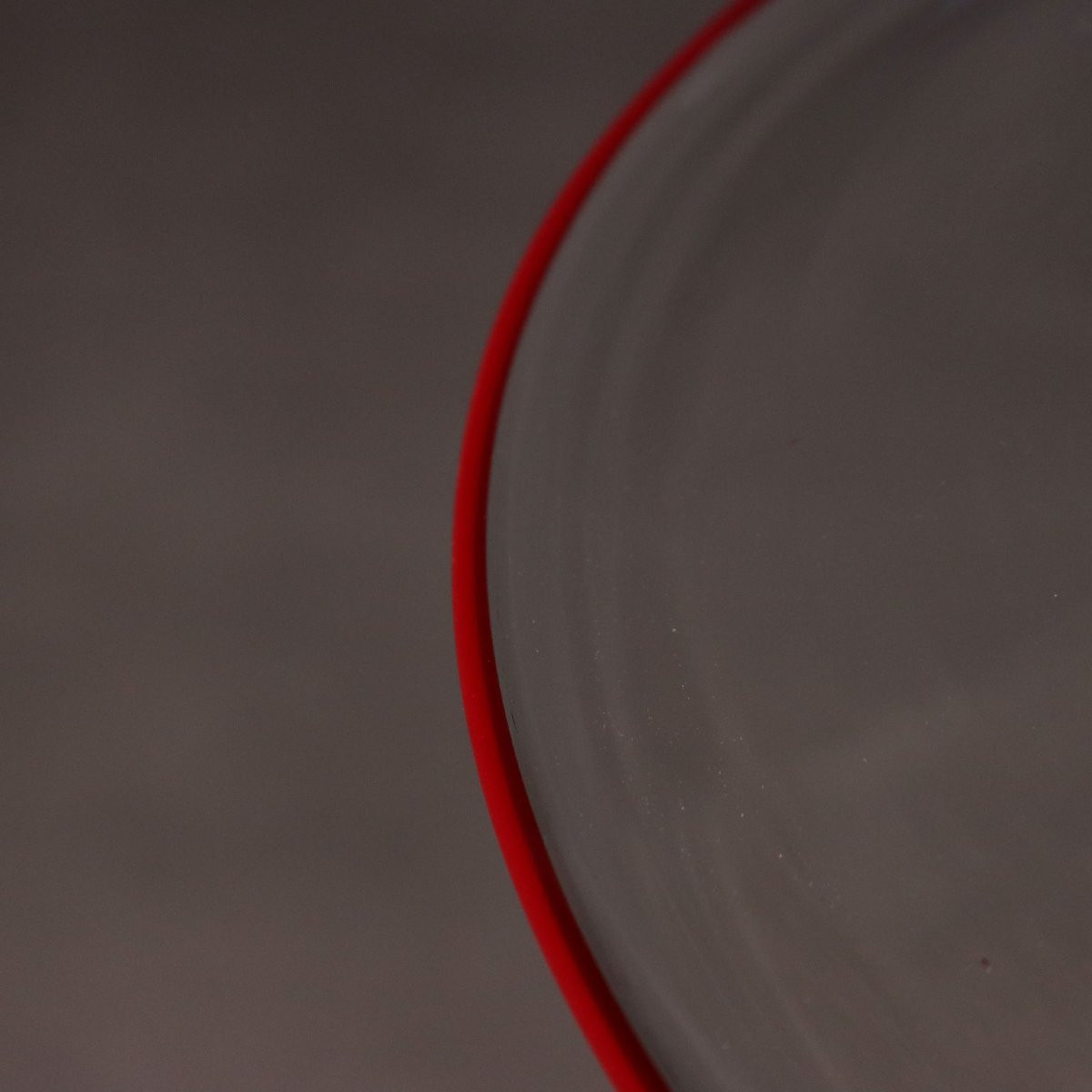 Lampe en verre de Murano blanc et transparent avec bord rouge.-photo-7