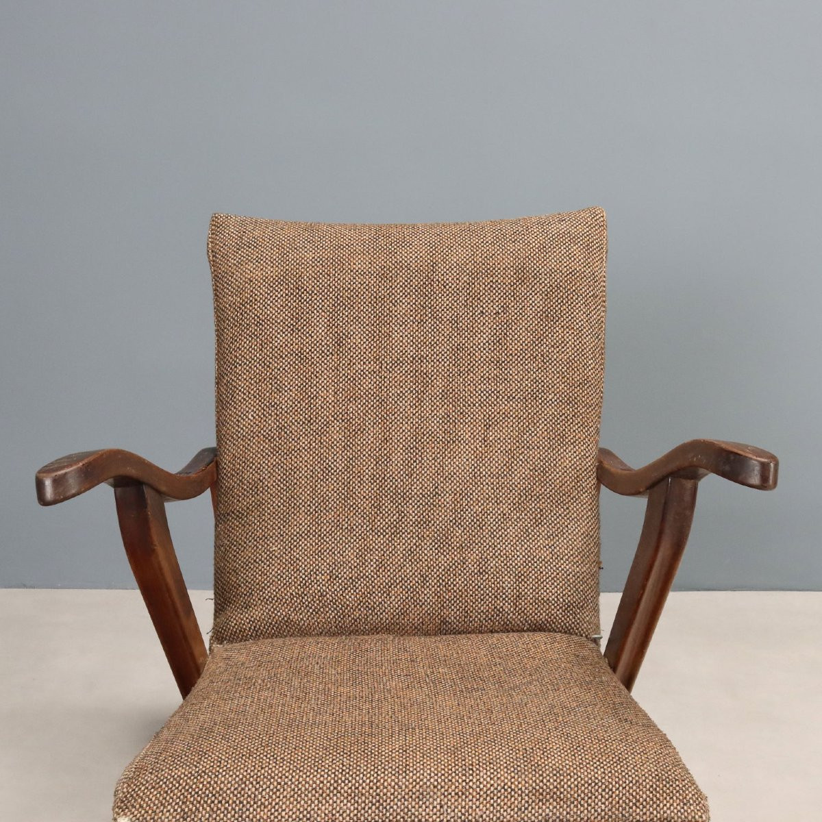 Paire de fauteuils vintage avec pieds et accoudoirs en bois apparents, rembourrage en mousse et-photo-4